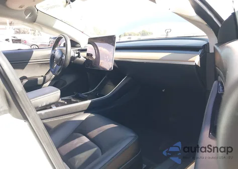 2018 Tesla Model 3 Long Range/Mid Range z USA, uszkodzony, nr VIN 5YJ3E1EA3JF161709